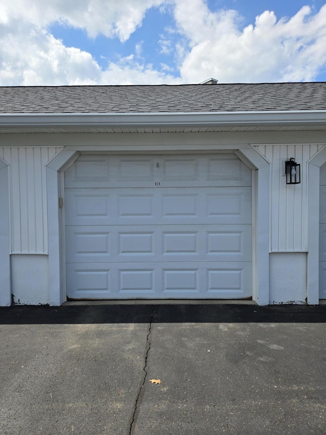 824 W Barrington Cir, Jackson, MI 49203 - view of garage