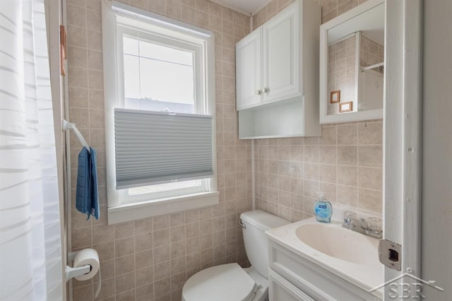 1312 Bayliss St, Midland, MI 48640 - full bathroom with tile walls, plenty of natural light, vanity, and a shower with curtain