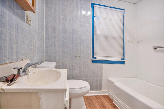 100 Eldred St, Battle Creek, MI 49015 - bathroom with tile walls, a bathtub, wood finished floors, and vanity