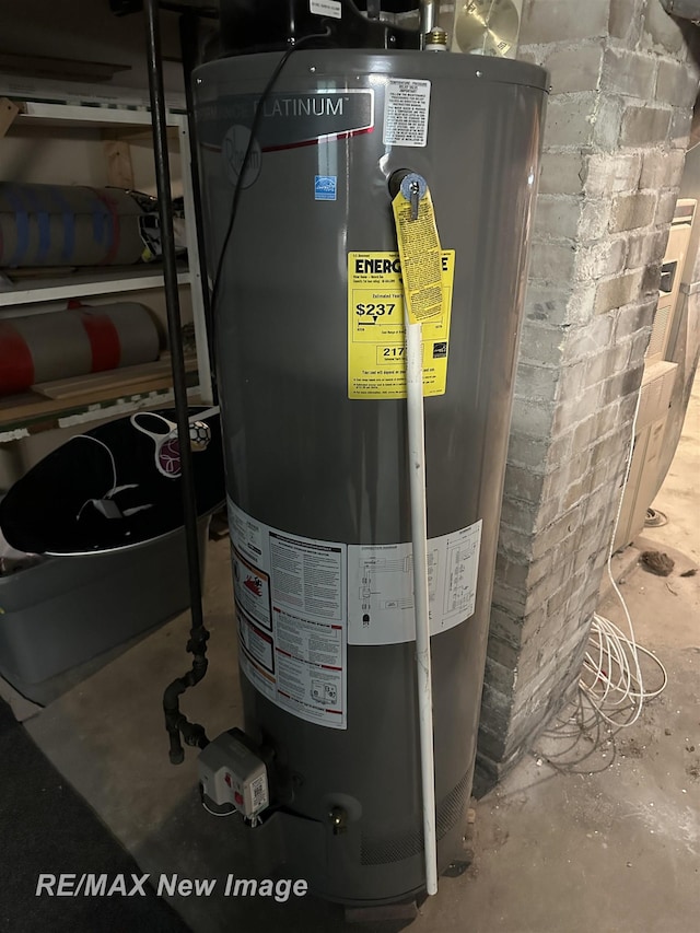 419 N Birney St, Bay City, MI 48708 - utility room with gas water heater