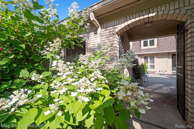 1125 Meadowglen Ct, Bloomfield Hills, MI 48304 - view of exterior entry featuring brick siding