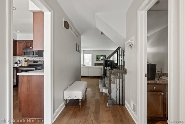 1125 Meadowglen Ct, Bloomfield Hills, MI 48304 - hall featuring dark wood-type flooring and baseboards