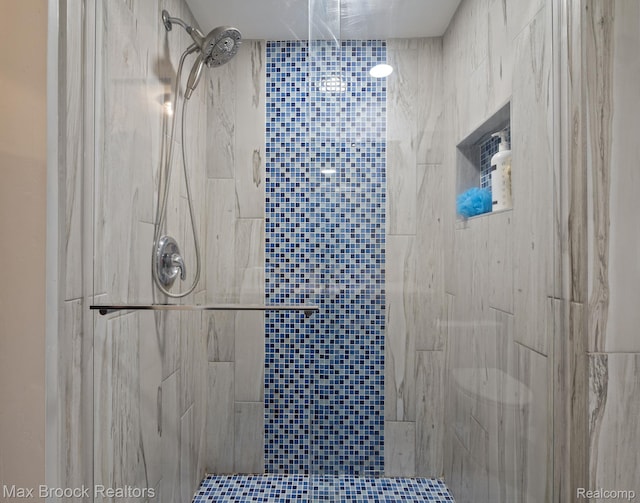 1125 Meadowglen Ct, Bloomfield Hills, MI 48304 - bathroom with a tile shower
