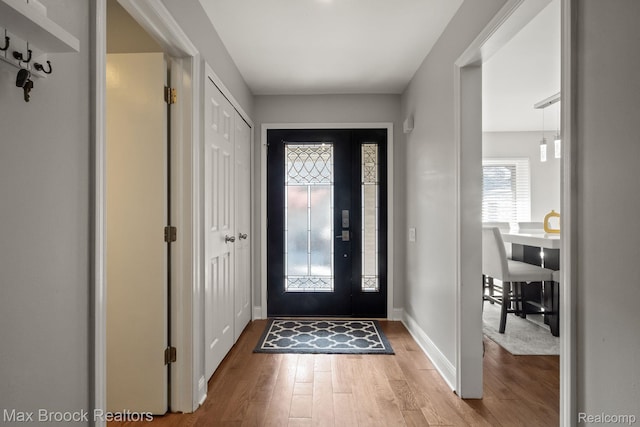 1125 Meadowglen Ct, Bloomfield Hills, MI 48304 - entryway with wood finished floors and baseboards