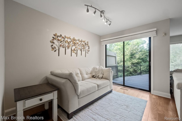 1125 Meadowglen Ct, Bloomfield Hills, MI 48304 - living room with wood finished floors and baseboards