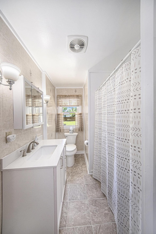 119 Burt Ave, Jackson, MI 49201 - full bathroom featuring vanity and curtained shower