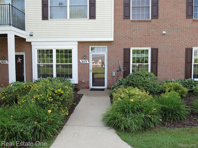3153 Kneeland Cir, Howell, MI 48843 - entrance to property with brick siding
