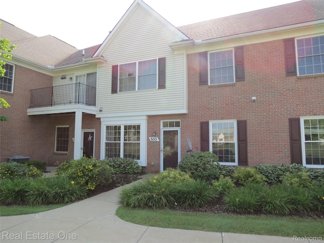 3153 Kneeland Cir, Howell, MI 48843 - townhome / multi-family property with a balcony and brick siding