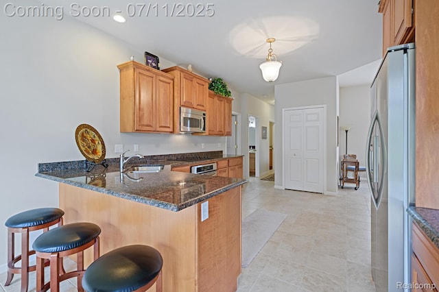 13823 Blue Beech Ln, Shelby Twp, MI 48315 - kitchen with stainless steel appliances, a peninsula, dark stone counters, a breakfast bar, and decorative light fixtures