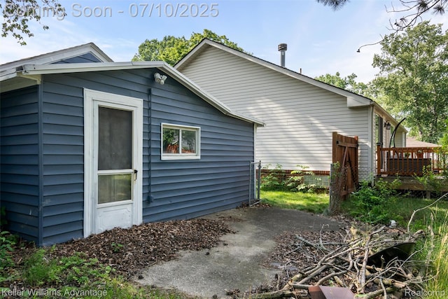 15326 Brookfield St, Livonia, MI 48154 - back of property with a deck