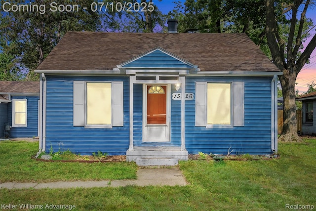 15326 Brookfield St, Livonia, MI 48154 - bungalow featuring roof with shingles and a front yard