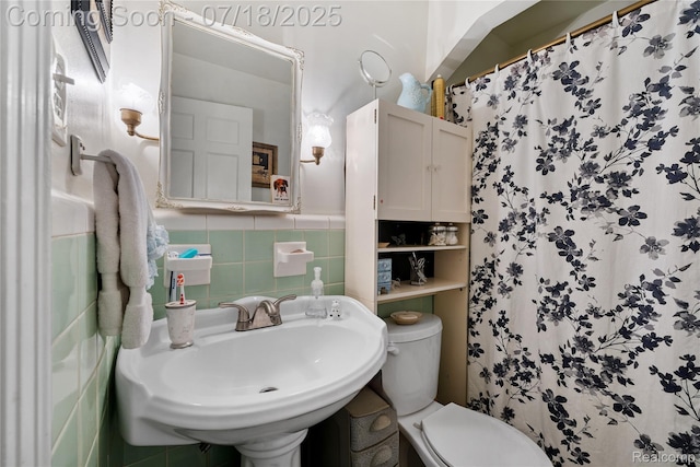 28589 Everett St, Southfield, MI 48076 - bathroom featuring tile walls, a shower with shower curtain, and a wainscoted wall