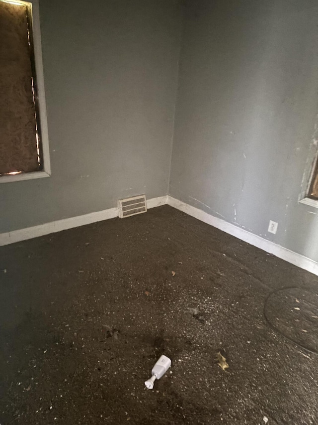 8255 Marlowe St, Detroit, MI 48228 - spare room with baseboards