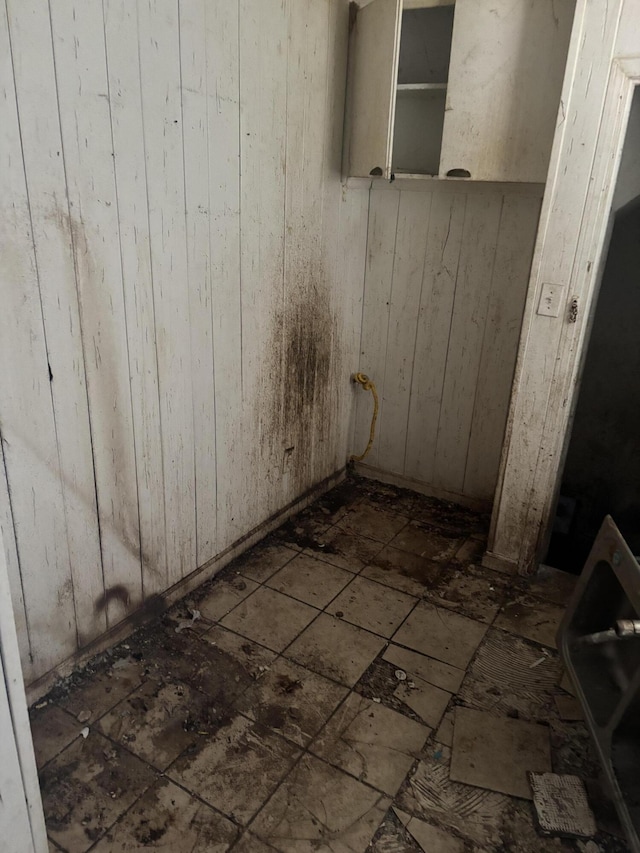 8255 Marlowe St, Detroit, MI 48228 - bathroom with wooden walls