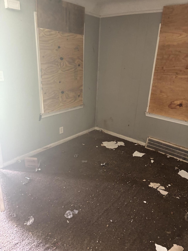8255 Marlowe St, Detroit, MI 48228 - empty room with baseboards