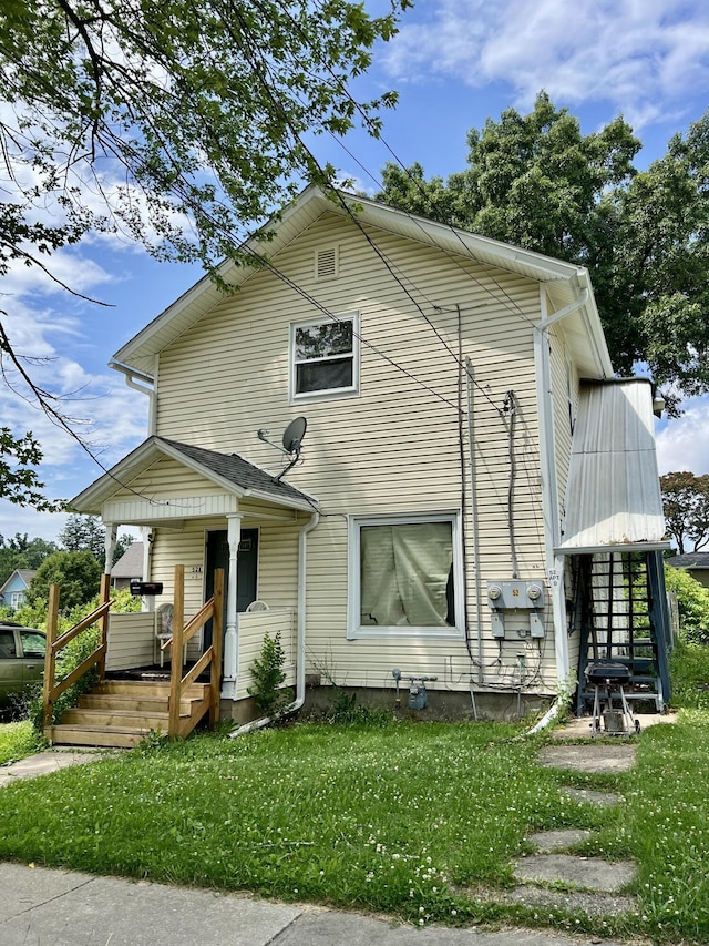 52 Elm St, Battle Creek, MI 49017 - view of front facade featuring a front yard