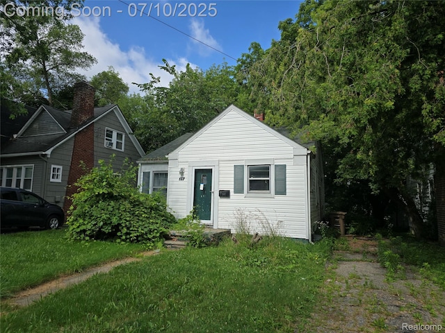 28 S Marshall St, Pontiac, MI 48342 - bungalow featuring a front lawn