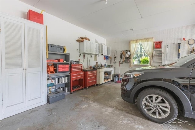 595 Stoneham Rd, Saginaw, MI 48638 - garage with a workshop area
