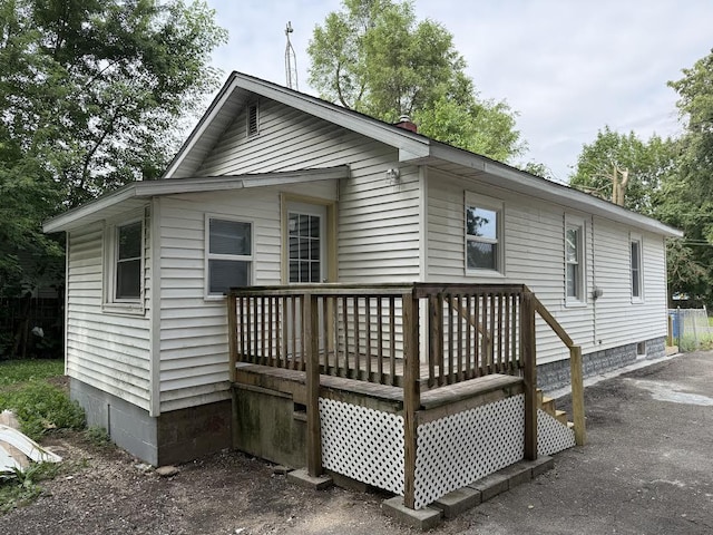 1008 Cooper Ave, Kalamazoo, MI 49048 - back of house featuring a deck and crawl space