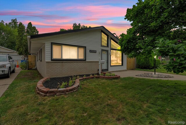 25288 Hopkins St, Dearborn Heights, MI 48125 - view of mid-century inspired home