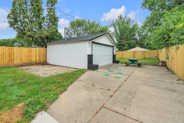 25288 Hopkins St, Dearborn Heights, MI 48125 - detached garage featuring concrete driveway