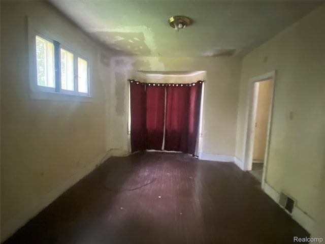 197 Richton St, Highland Park, MI 48203 - unfurnished room with baseboards and wood finished floors