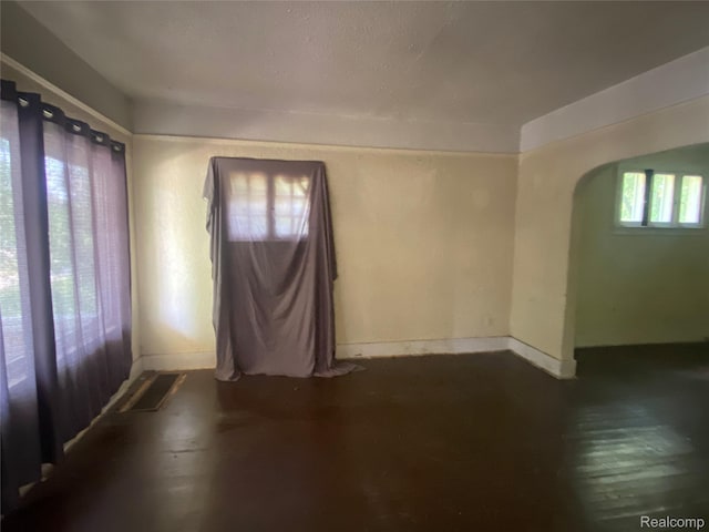 197 Richton St, Highland Park, MI 48203 - foyer featuring arched walkways and baseboards