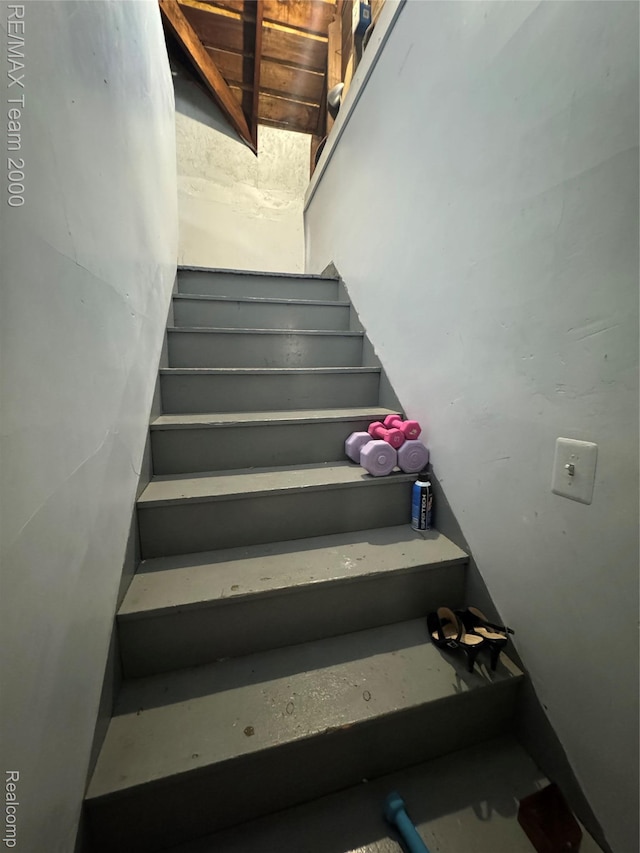 6815 Mettetal St, Detroit, MI 48228 - view of stairs