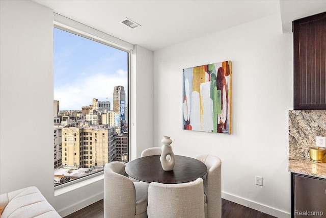 330 Gratiot Ave Unit 1504, Detroit, MI 48226 - dining space featuring dark wood-style flooring and a view of city