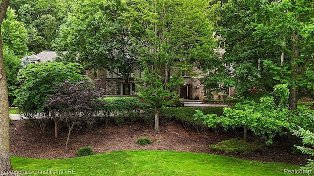 347 Pine Ridge Dr, Bloomfield Hills, MI 48304 - view of grassy yard