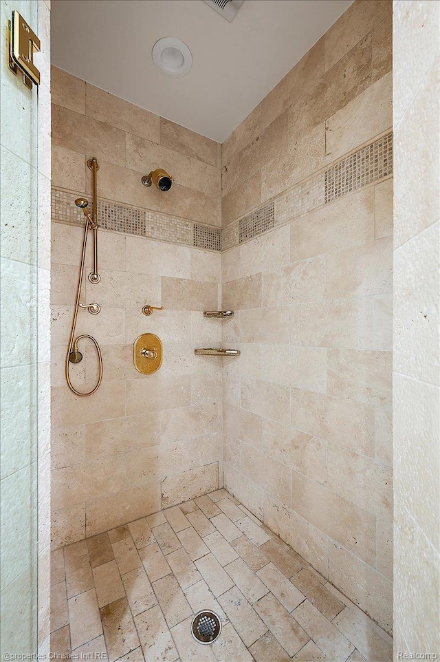 347 Pine Ridge Dr, Bloomfield Hills, MI 48304 - bathroom with a tile shower