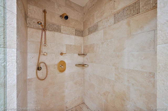 347 Pine Ridge Dr, Bloomfield Hills, MI 48304 - bathroom featuring a tile shower
