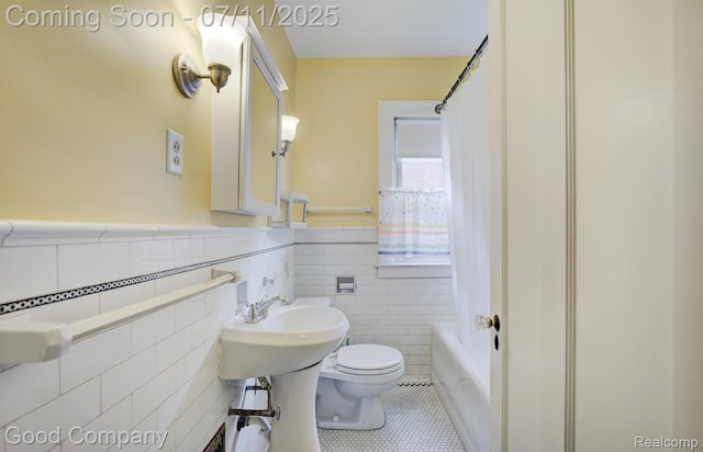 515 W Golden Gate, Detroit, MI 48203 - bathroom featuring tile patterned floors, a wainscoted wall, a bathtub, and tile walls