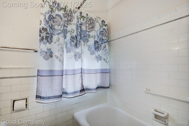 515 W Golden Gate, Detroit, MI 48203 - bathroom with a bathtub and tile walls