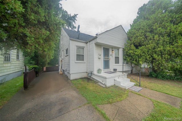 14599 Coyle St, Detroit, MI 48227 - bungalow-style home featuring a shingled roof and a front yard