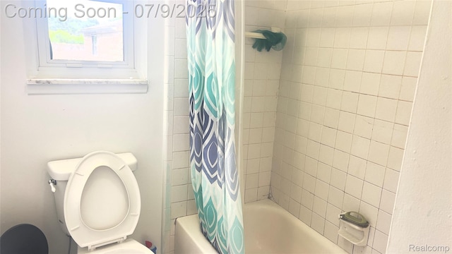 4224 Garrick Ave, Sterling Heights, MI 48091 - full bathroom featuring shower / tub combo and toilet
