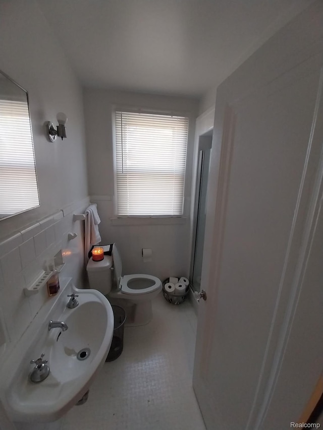 16834 Muirland St, Detroit, MI 48221 - full bath with toilet and a shower with door