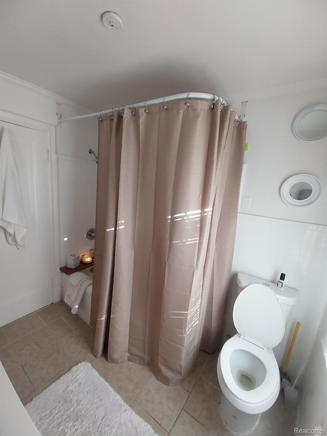 16834 Muirland St, Detroit, MI 48221 - full bath featuring tile patterned flooring, a shower with shower curtain, and ornamental molding