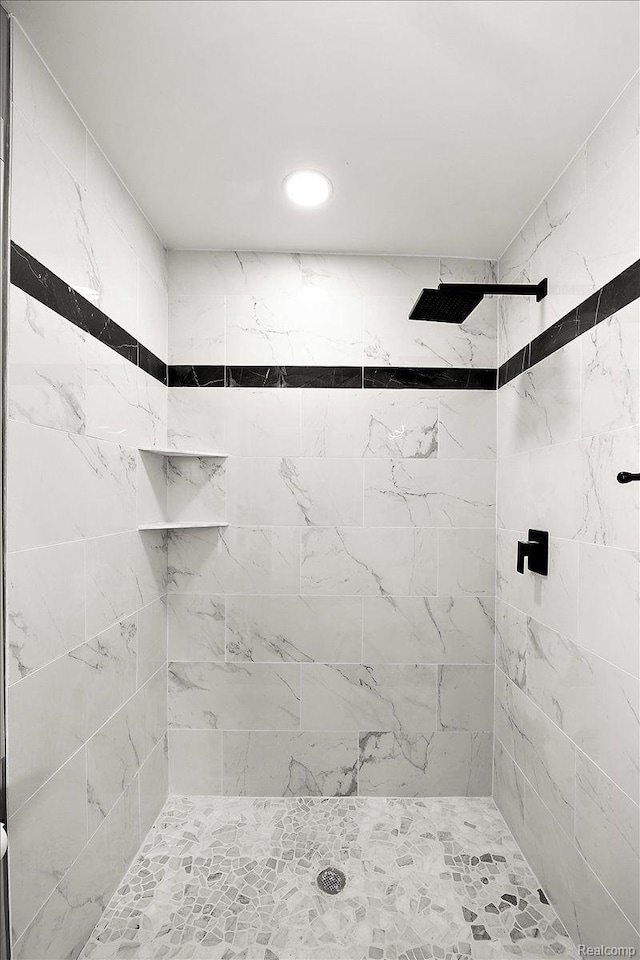 20817 Parkside Blvd, Ferndale, MI 48220 - bathroom featuring tiled shower