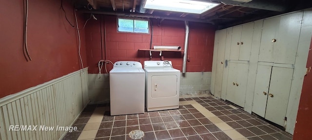 4404 Eastport Dr, Bridgeport, MI 48722 - laundry room with washer and clothes dryer and tile patterned floors