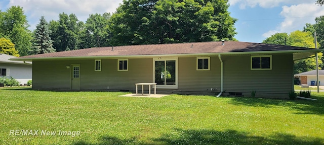 4404 Eastport Dr, Bridgeport, MI 48722 - rear view of property featuring a lawn and crawl space