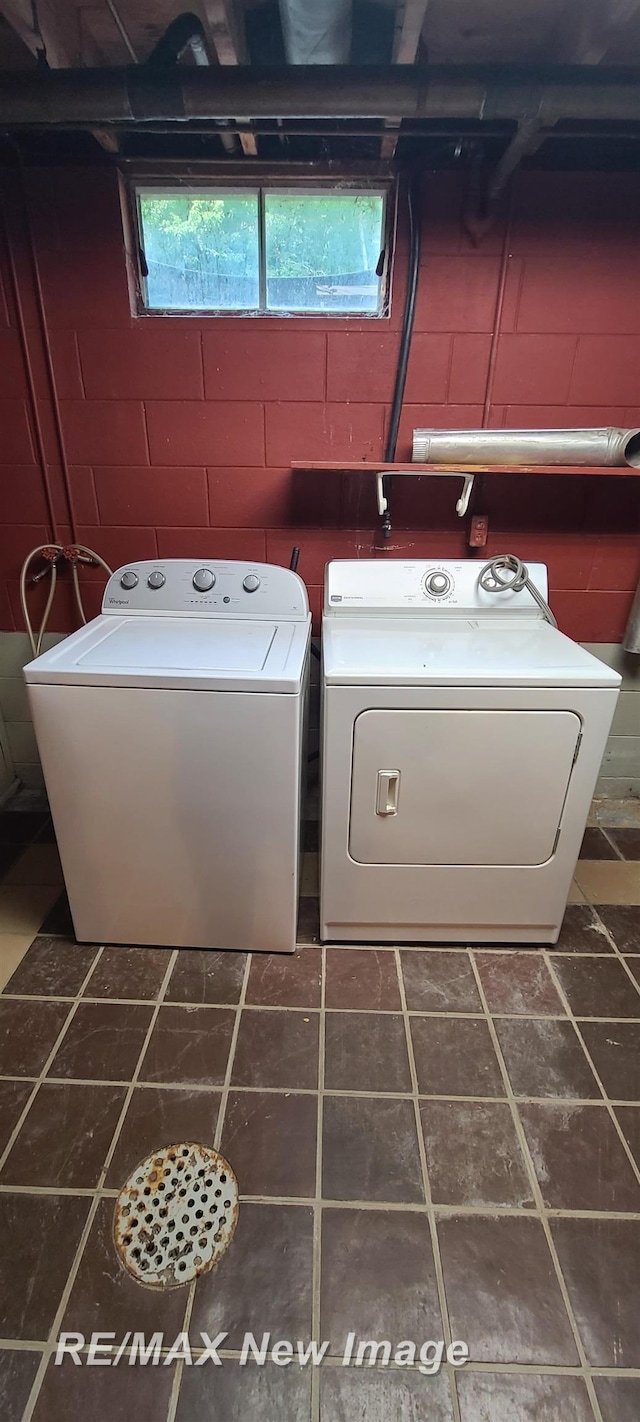 4404 Eastport Dr, Bridgeport, MI 48722 - laundry area featuring washing machine and clothes dryer