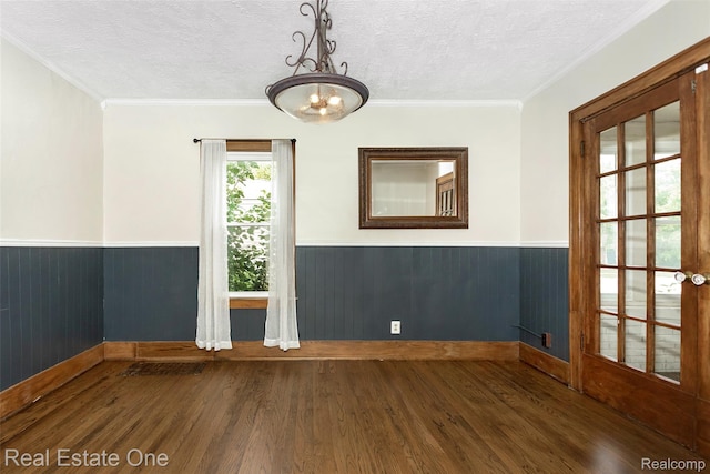 14711 Borgman St, Oak Park, MI 48237 - spare room featuring a textured ceiling, a wainscoted wall, wood finished floors, a chandelier, and ornamental molding