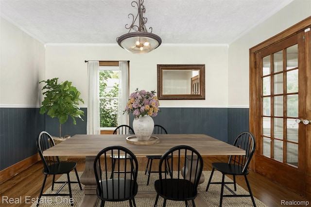 14711 Borgman St, Oak Park, MI 48237 - dining area featuring a textured ceiling, wood finished floors, a wainscoted wall, ornamental molding, and a chandelier