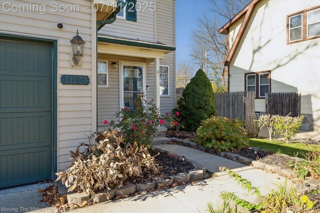 21203 Collingham Ave, Farmington Hills, MI 48336 - entrance to property
