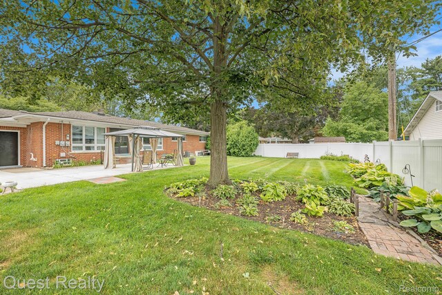 31618 Winchester Ave, Warren, MI 48092 - view of yard with a patio area