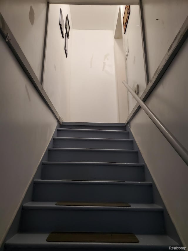 244 S Sherman St, Vassar, MI 48768 - view of stairs