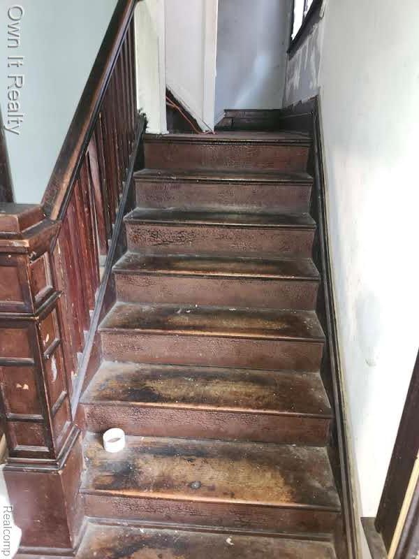 1950 Lawrence St, Detroit, MI 48206 - view of staircase