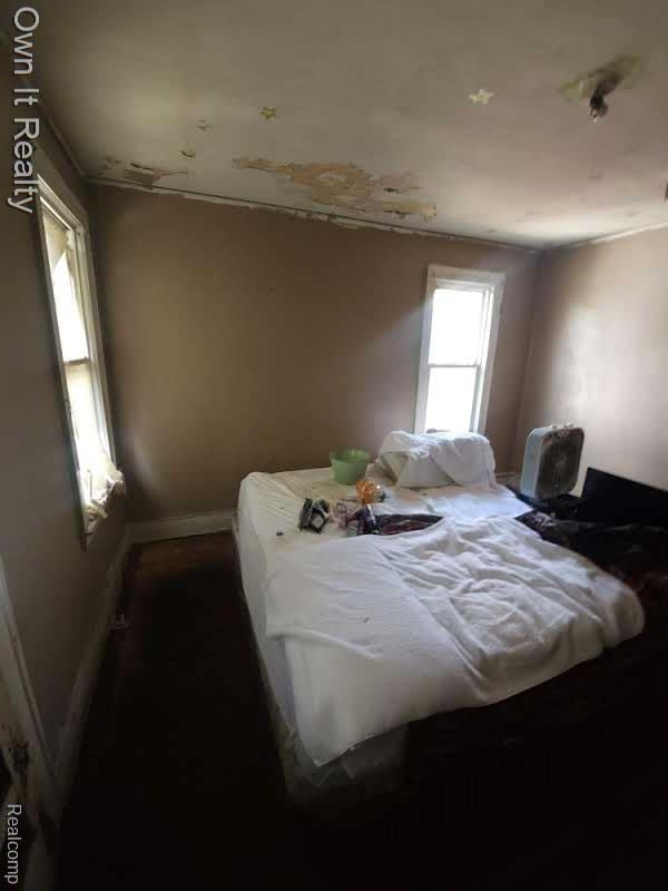 1950 Lawrence St, Detroit, MI 48206 - bedroom with baseboards
