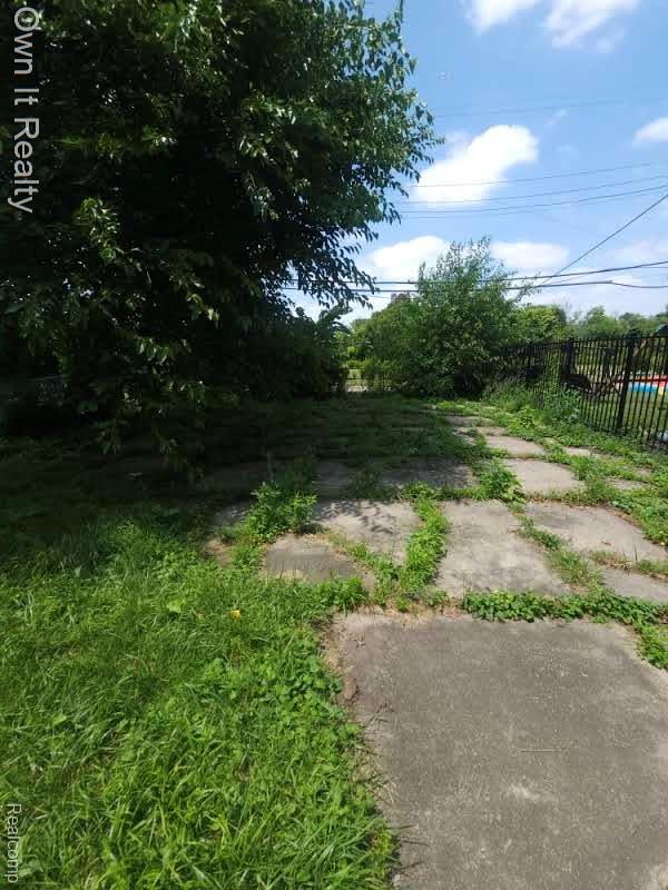 1950 Lawrence St, Detroit, MI 48206 - view of yard